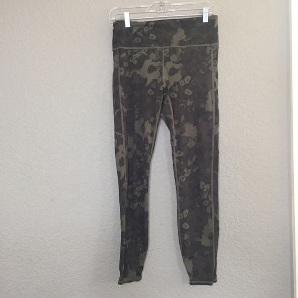 Vuori Pants - Vuori Green (Camo-ish Print) Leggings with pocket
